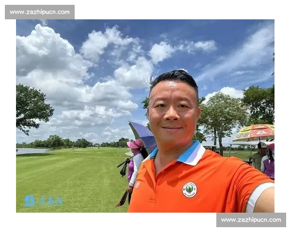 苏超球员海底捞兼职获赞:赛场与职场的励志双面人生